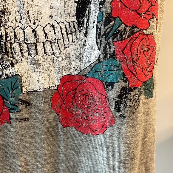 ROSIE HARLOW women’s BORN FREE distressed SKULL print high low super soft tee SM - Picture 3 of 10